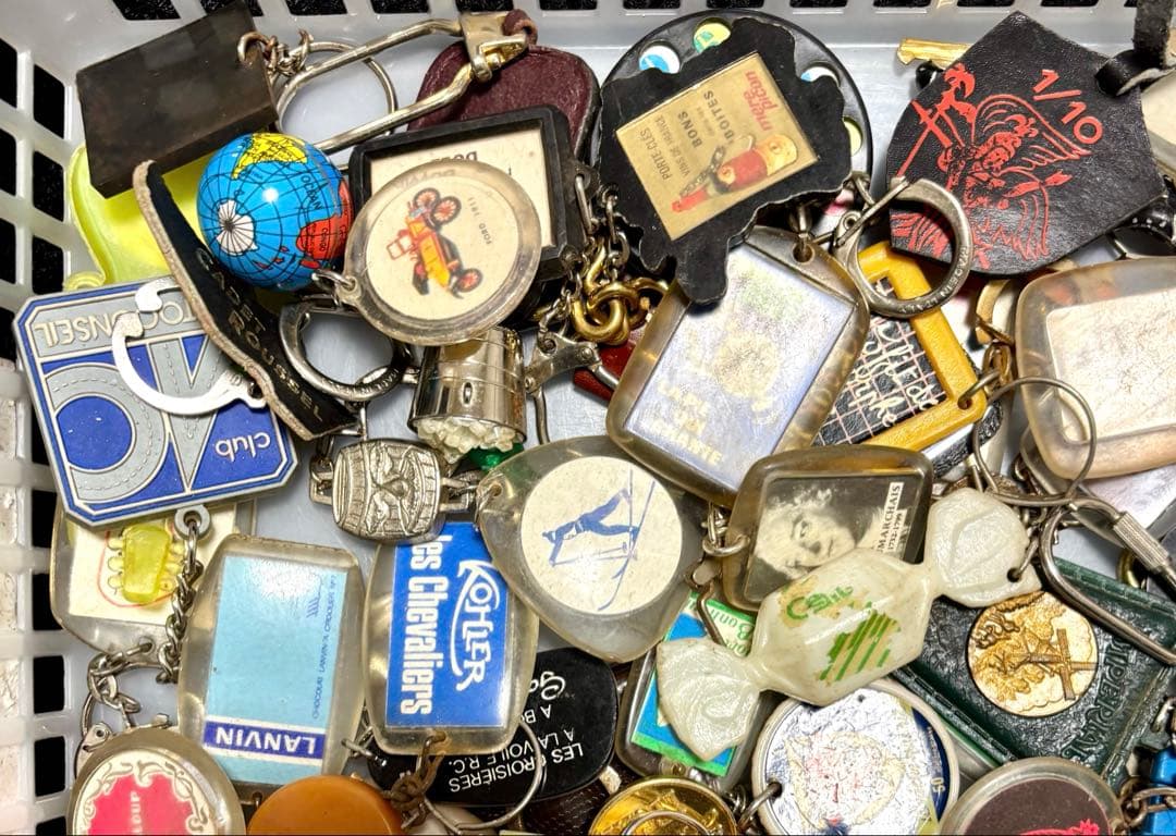 960【お得な100個!】ヴィンテージ フランス フレンチ キーホルダー