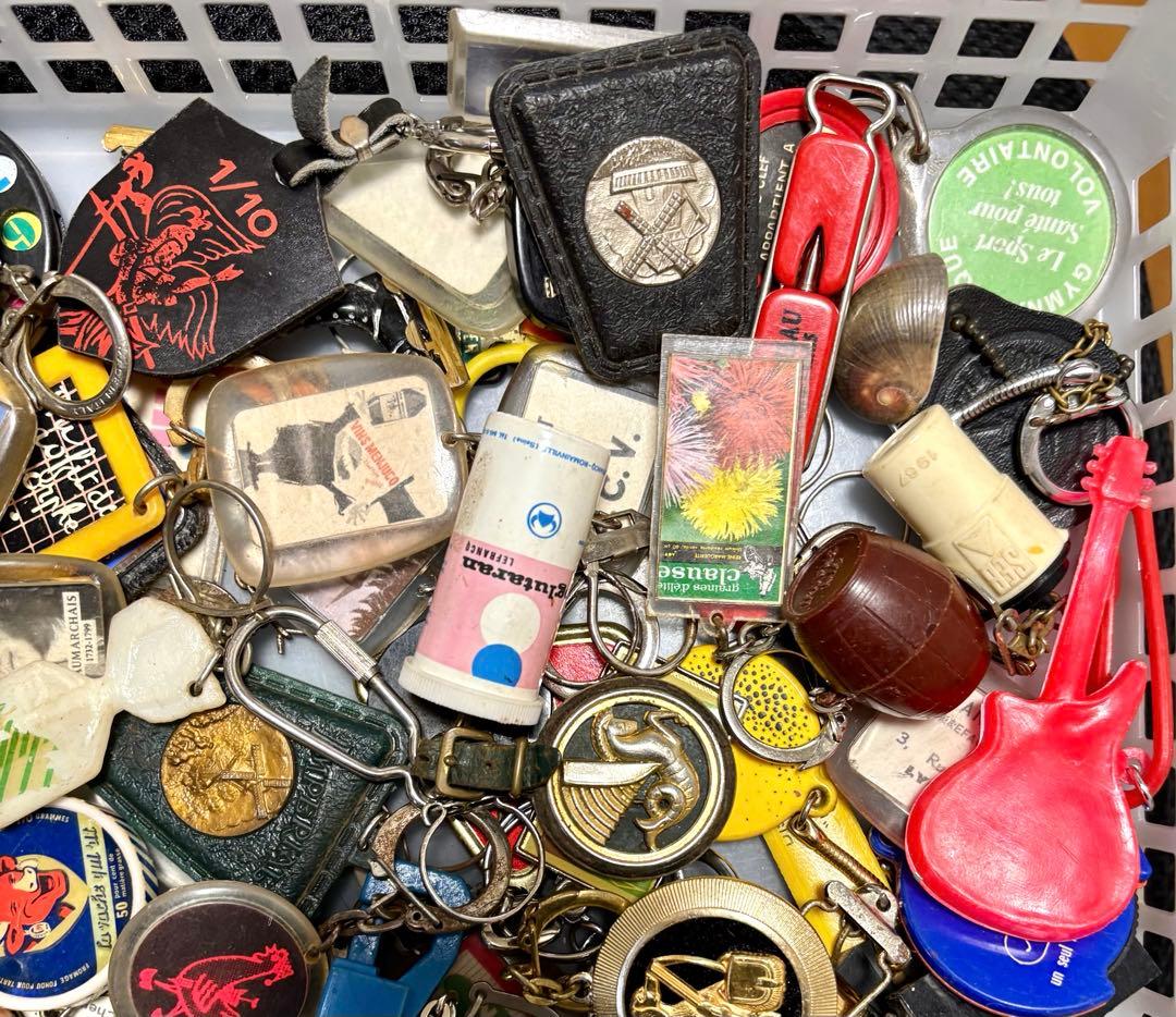 960【お得な100個!】ヴィンテージ フランス フレンチ キーホルダー