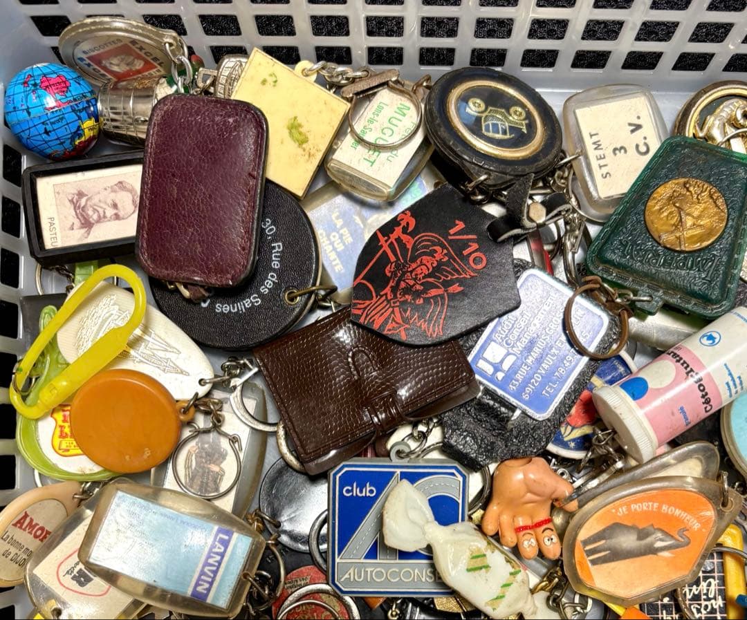 960【お得な100個!】ヴィンテージ フランス フレンチ キーホルダー