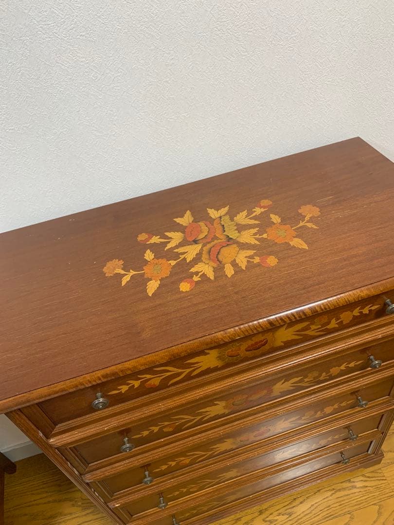 花柄装飾の木製5段チェスト