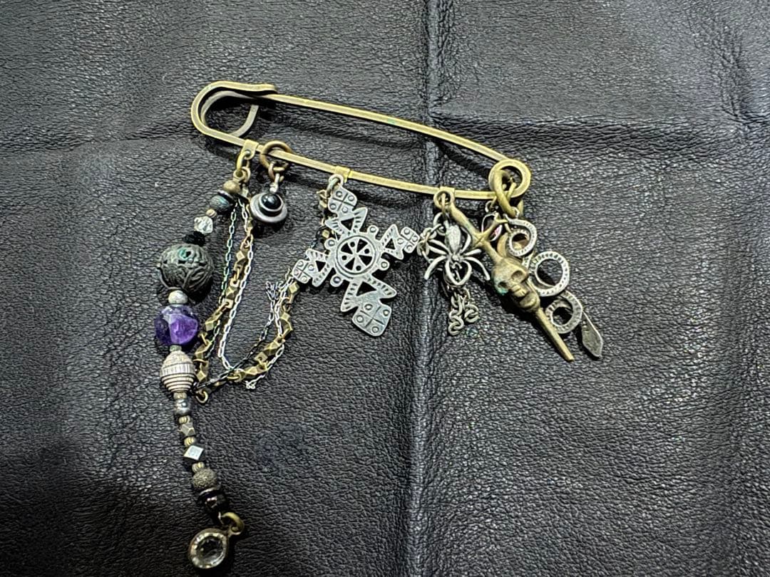 hyde愛用ブランド　gundaブローチ