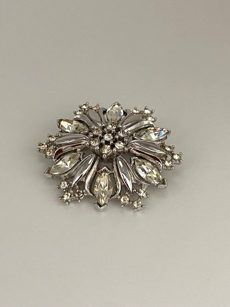 lotuscloud 2520⭐️TRIFARI トリファリヴィンテージブローチ