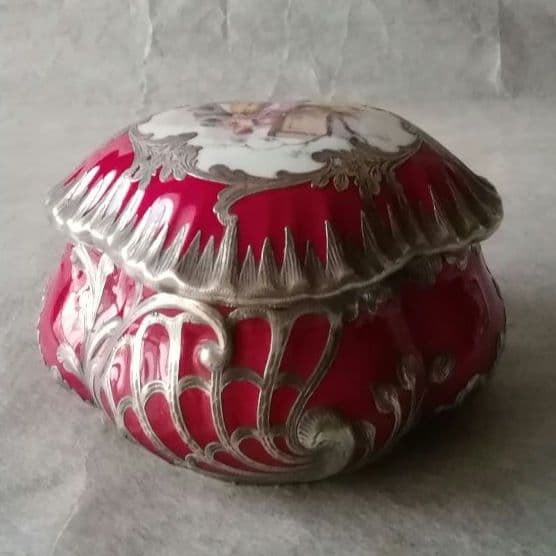 逸品　銀巻き　銀巻朱地貴族図蓋物　リモージュ　手描　薔薇色　宝石箱　アンティーク