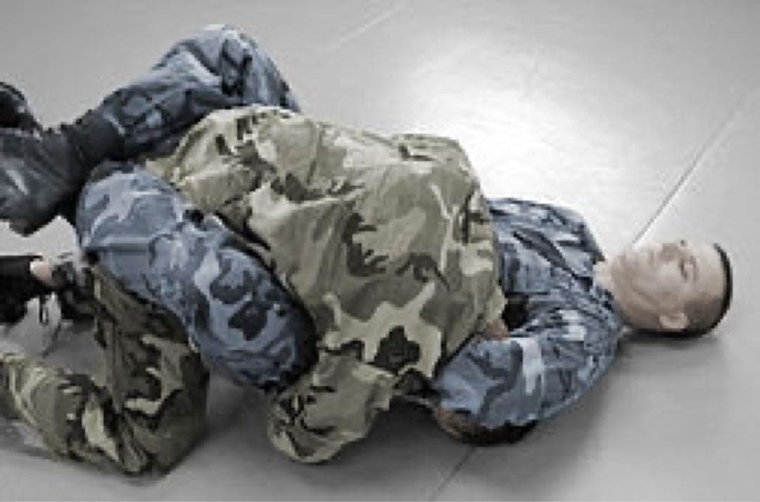 絞め技練習で犠牲になったクマのぬいぐるみの生首