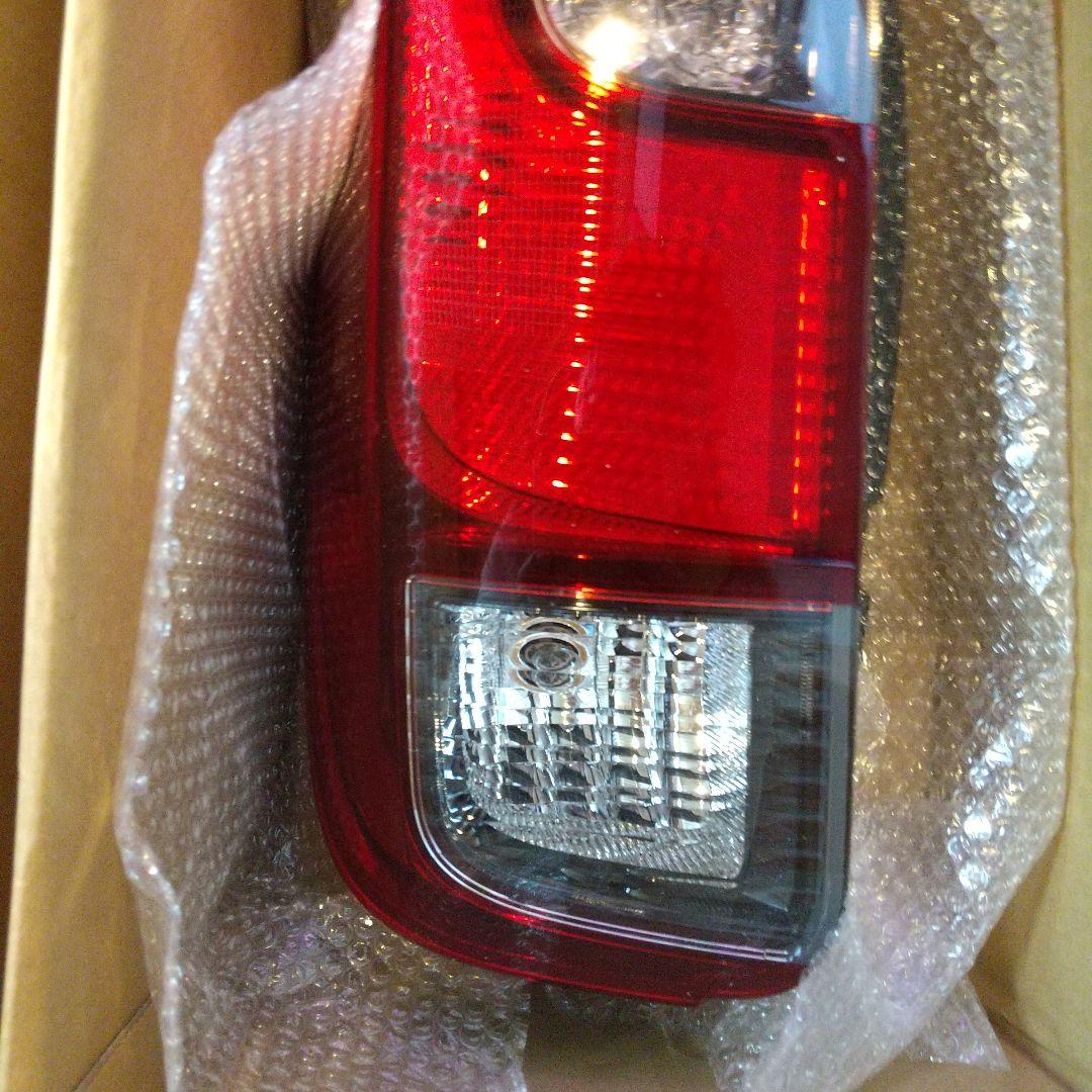 【新品未使用】トヨタ80系 ノア、ヴォクシー他、純正テールランプ 左右セット