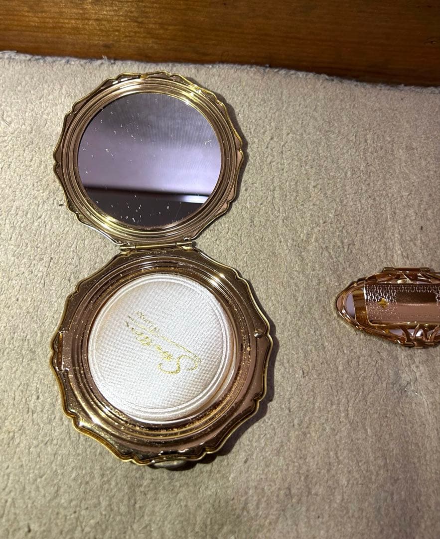 ウェッジウッドとストラットンのコラボコンパクトミラーセット