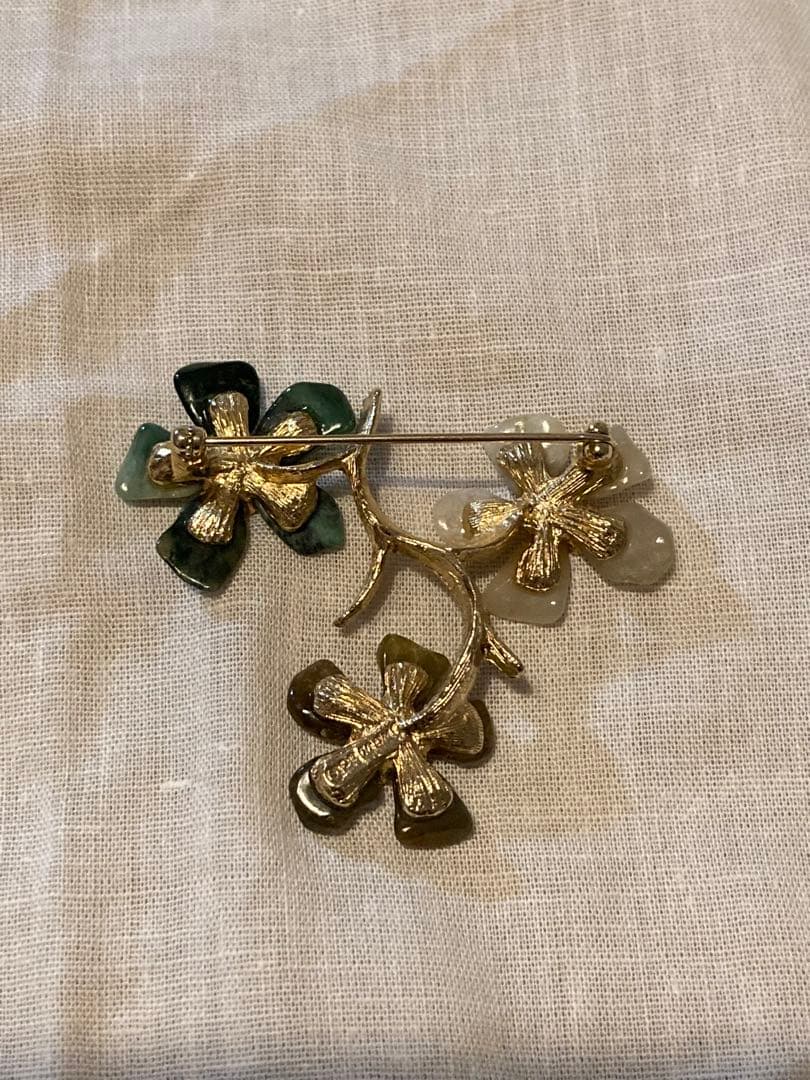 スワボダ　天然石のお花のブローチ