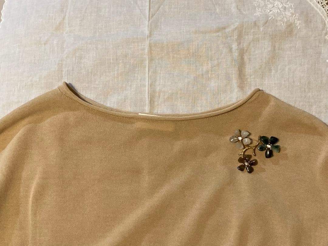 スワボダ　天然石のお花のブローチ