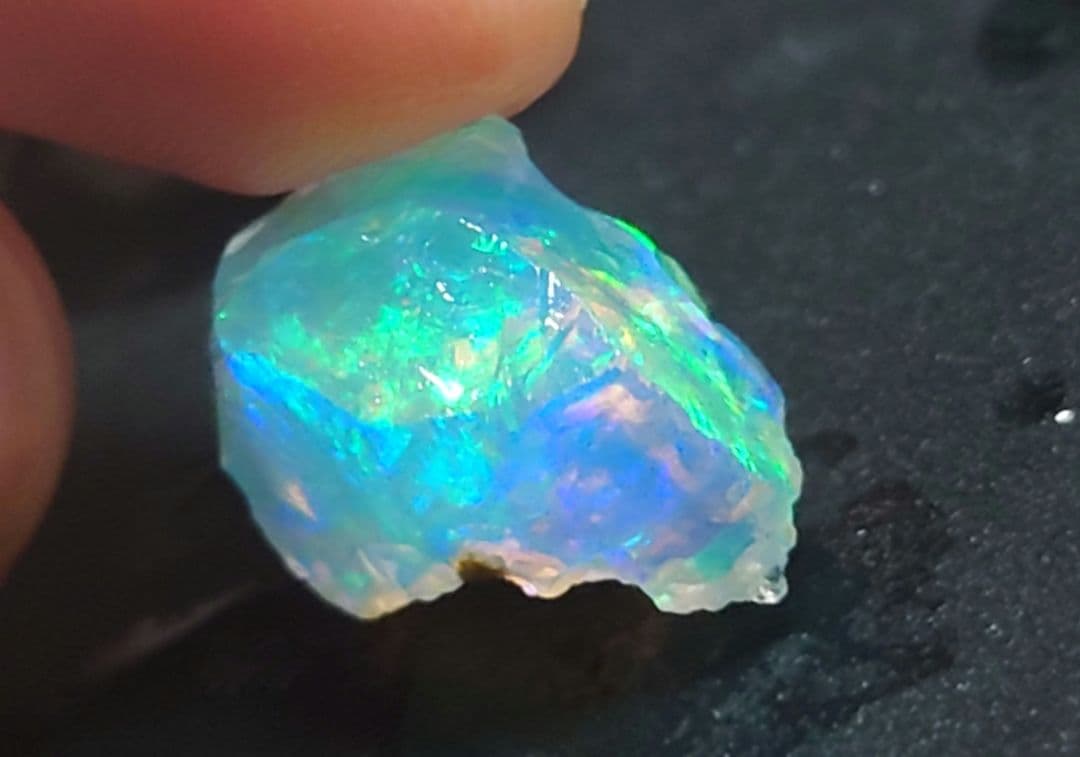 エチオピアウェロ産　チョーク　オパール　鉱物標本　原石　虹色