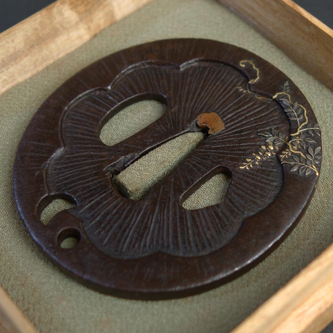 鍔 鐔 鉄地 刀装具 武具 骨董【阿弥陀鑢 金銀象嵌 藤図鍔】(鍔箱付き)