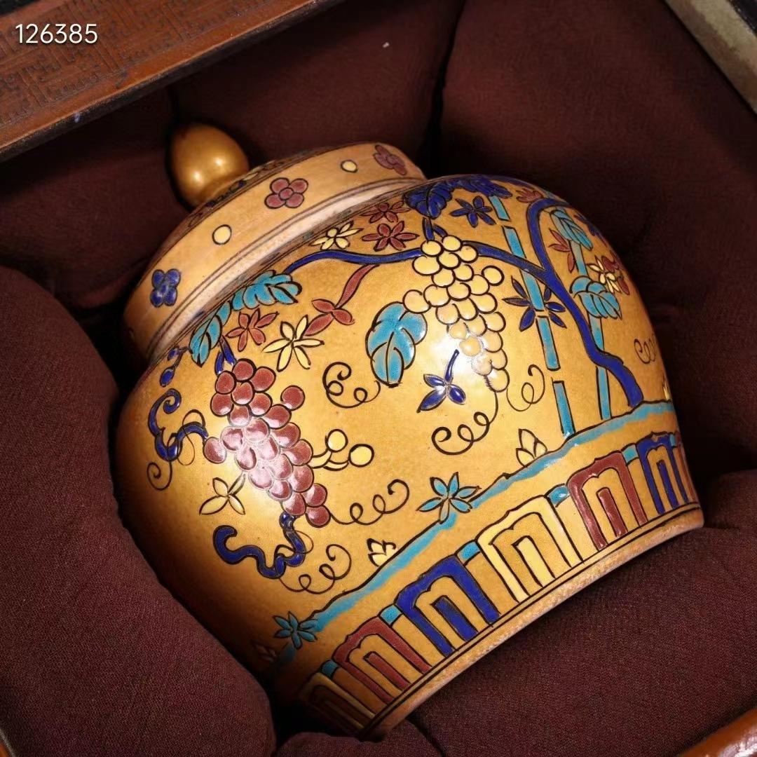 中国古美術・宮廷の御蔵品・純手描きの金粉彩磁器の壺・儲物缶・漆箱付・置物・案頭