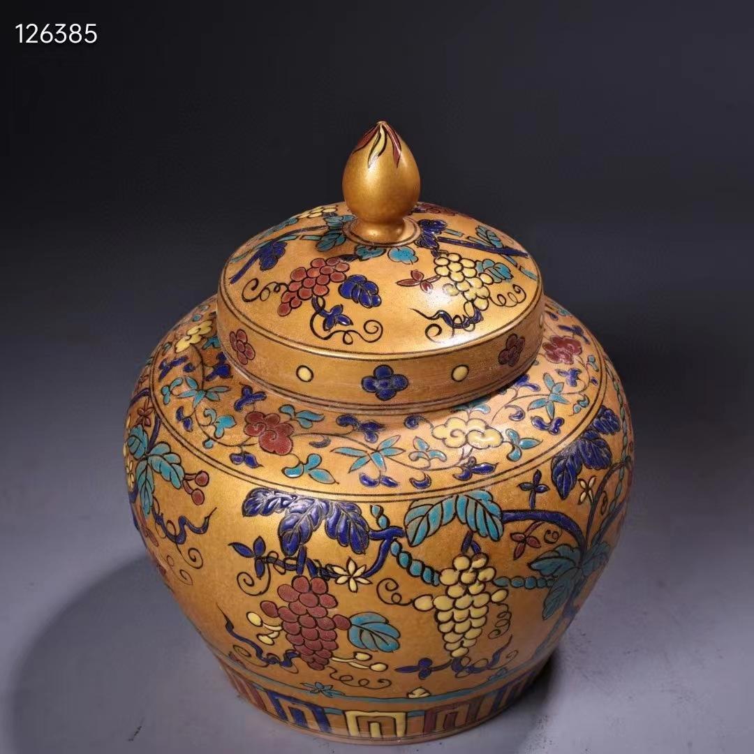 中国古美術・宮廷の御蔵品・純手描きの金粉彩磁器の壺・儲物缶・漆箱付・置物・案頭
