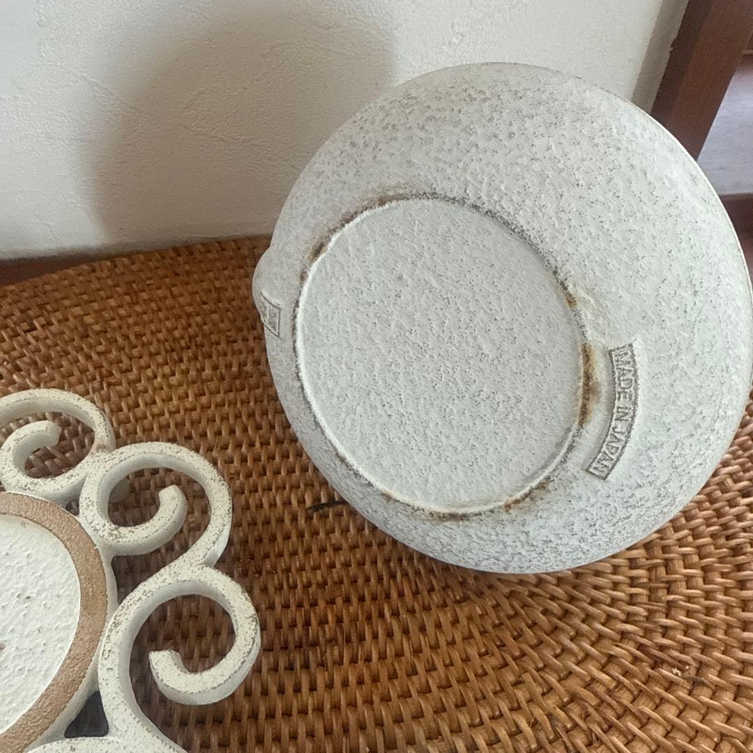 白い鋳鉄製鉄瓶とスタンドアンシャンテジャポン