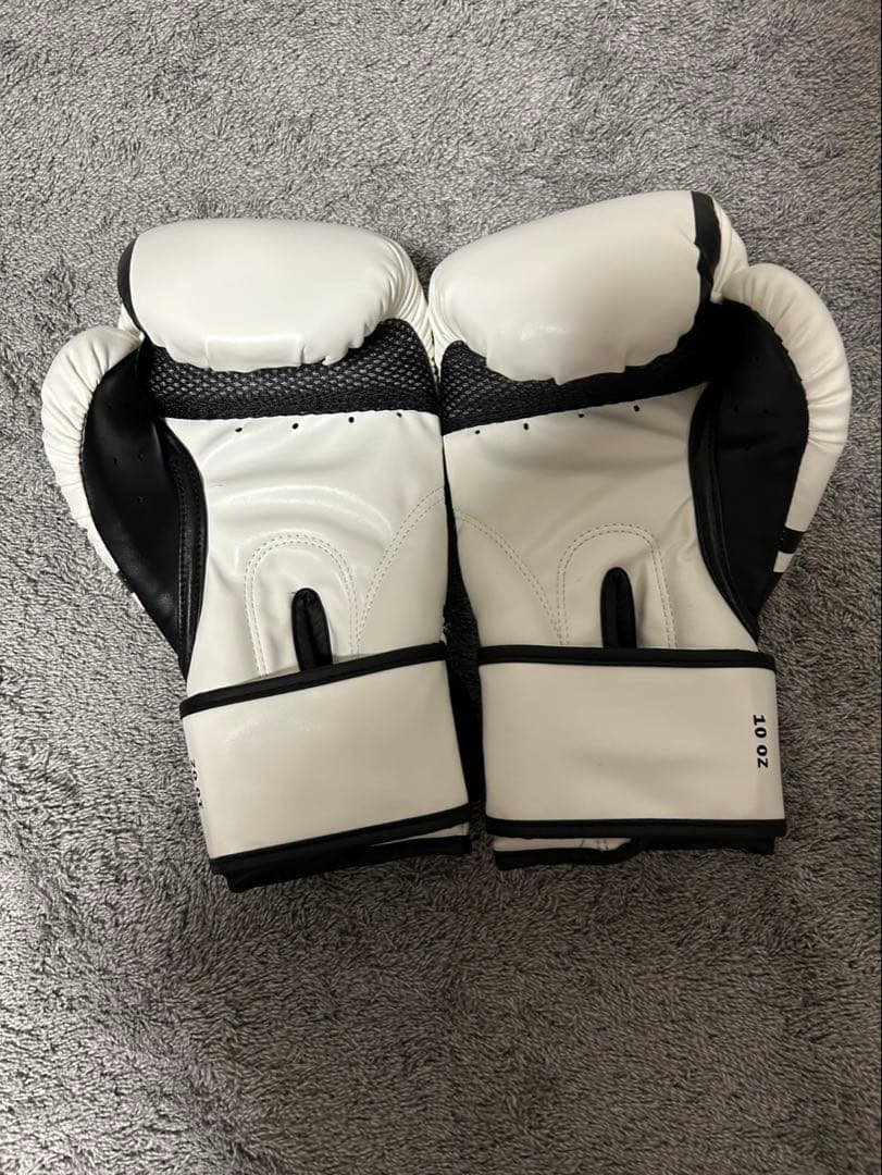 Venum Challengerボクシンググローブ 10oz ホワイト/ブラック