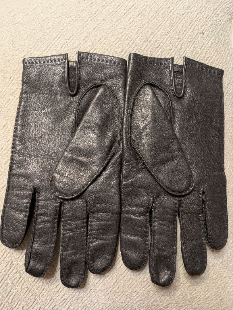 エルメス黒いレザー手袋 バックル付き