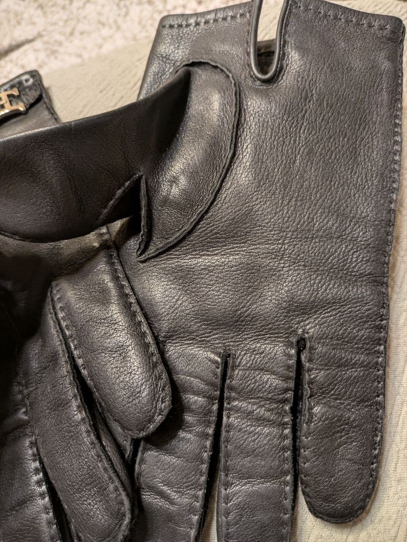 エルメス黒いレザー手袋 バックル付き