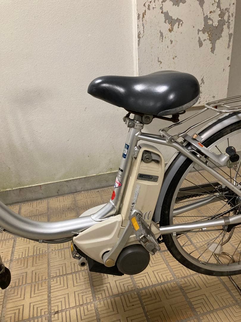 シルバー 電動アシスト自転車 前バスケット付き