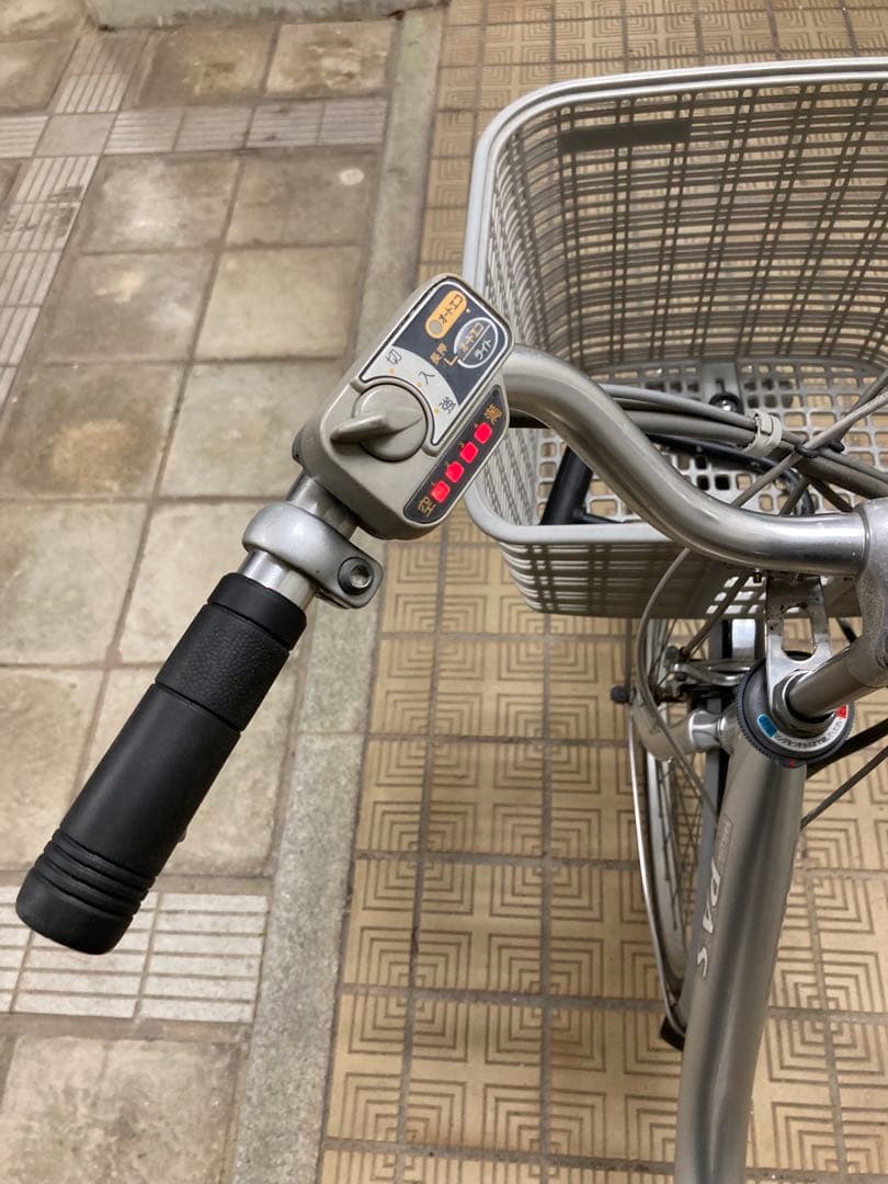 シルバー 電動アシスト自転車 前バスケット付き