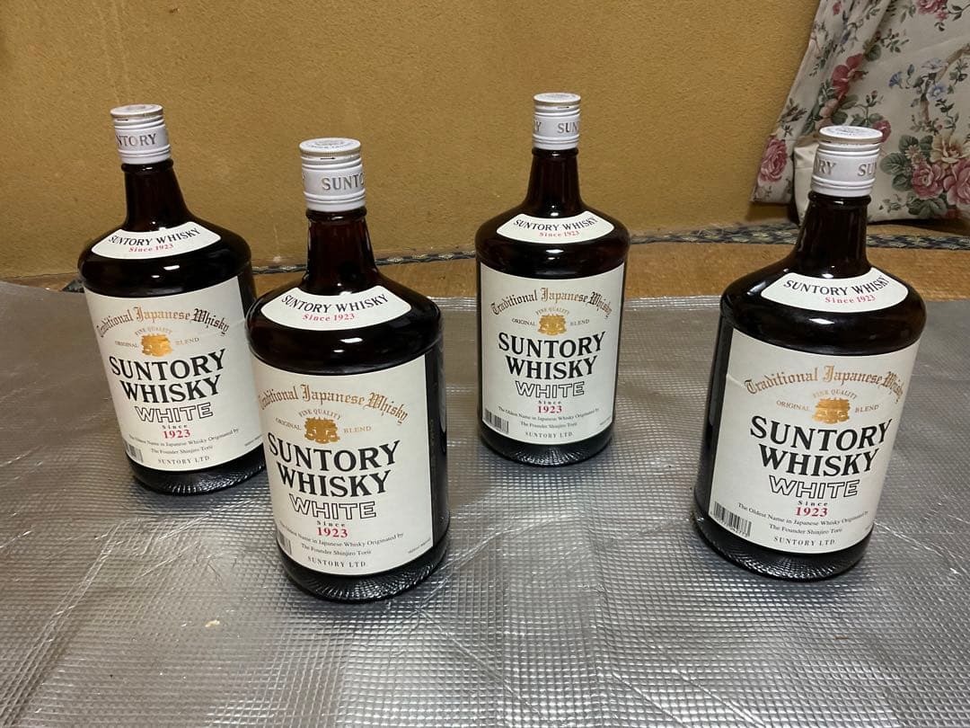 SUNTORY・WHISKY・WHITE。since 1923 1920ml。