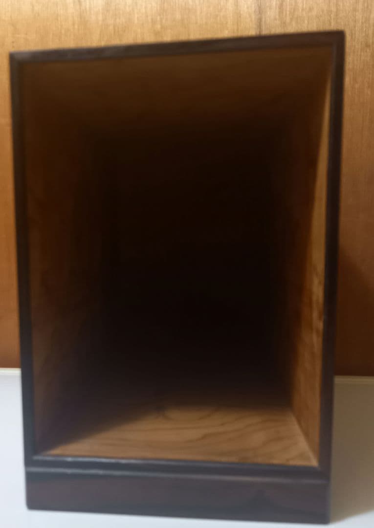 屋久杉と黒檀で作られた※メジロ用箱