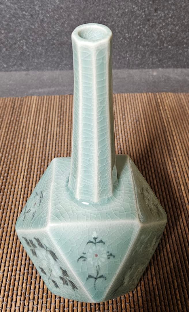 韓国人気現代作家　海平窯　尹允燮作　高麗青磁　象嵌　草花に鶴図　面取　花入れ