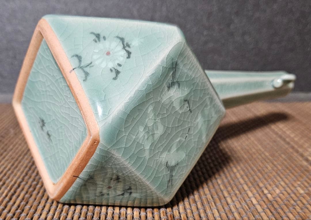 韓国人気現代作家　海平窯　尹允燮作　高麗青磁　象嵌　草花に鶴図　面取　花入れ