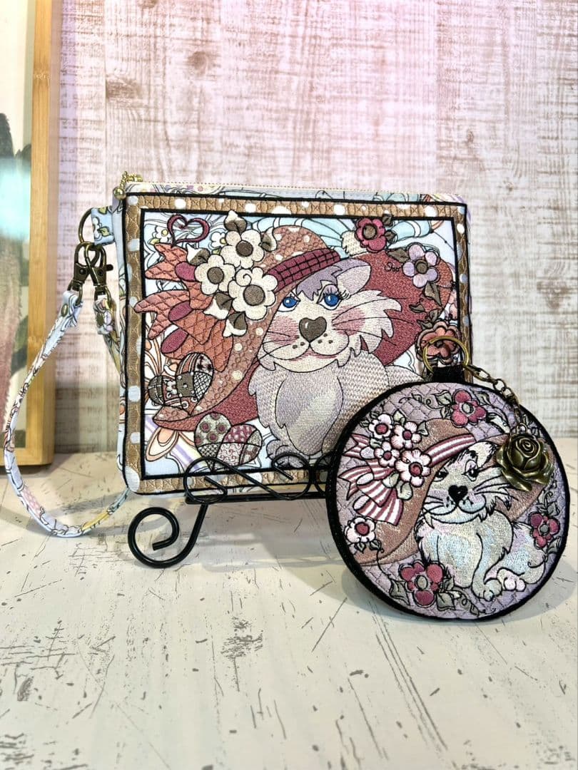 ロラライハリス♡刺繍のポーチ♡総刺繍ケース♡お纏め出品