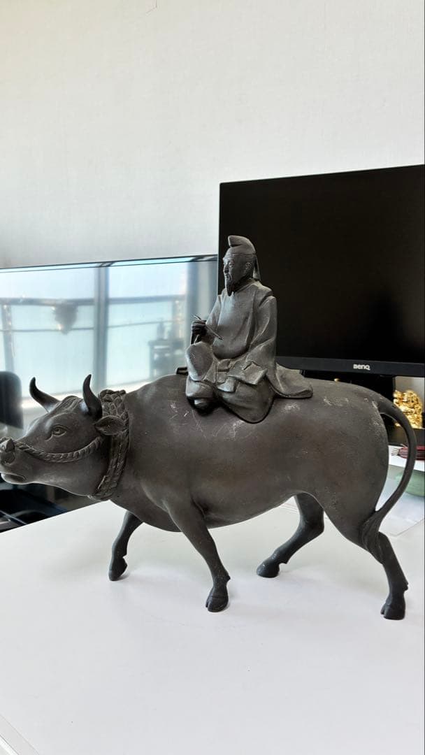 銅器牛に乗る人物像