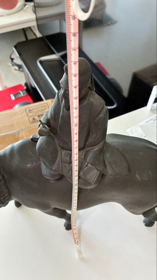 銅器牛に乗る人物像