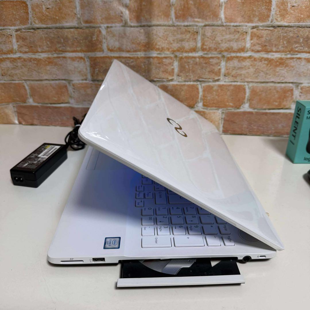 美品　富士通ノート PC 高速起動SSD256GBメモリ8G Windows11