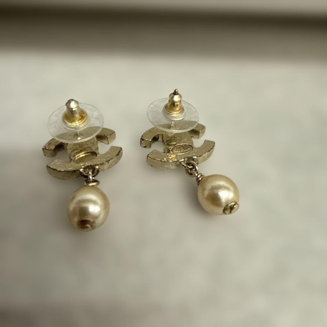 CHANEL パール付きロゴピアス