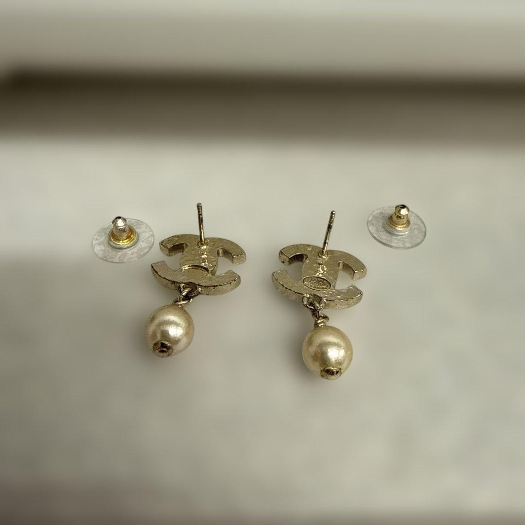 CHANEL パール付きロゴピアス