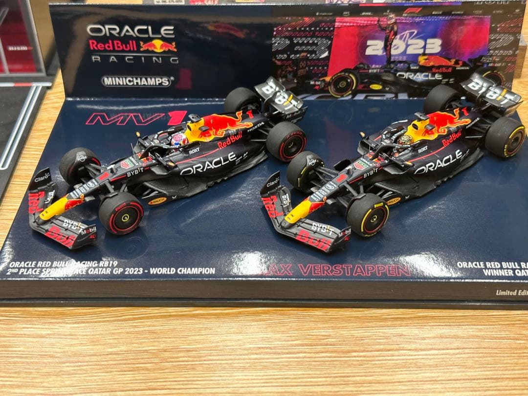 フェルスタッペン　ミニチャンプス 2023 レッドブルrb19ミニカー2台セット