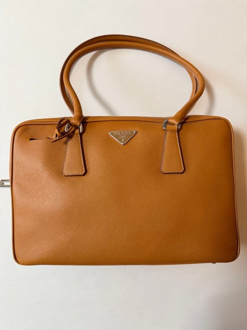 新品未使用　プラダ　ハンドバッグ キャメル　ベージュ　サフィアノ　型押　シンプル