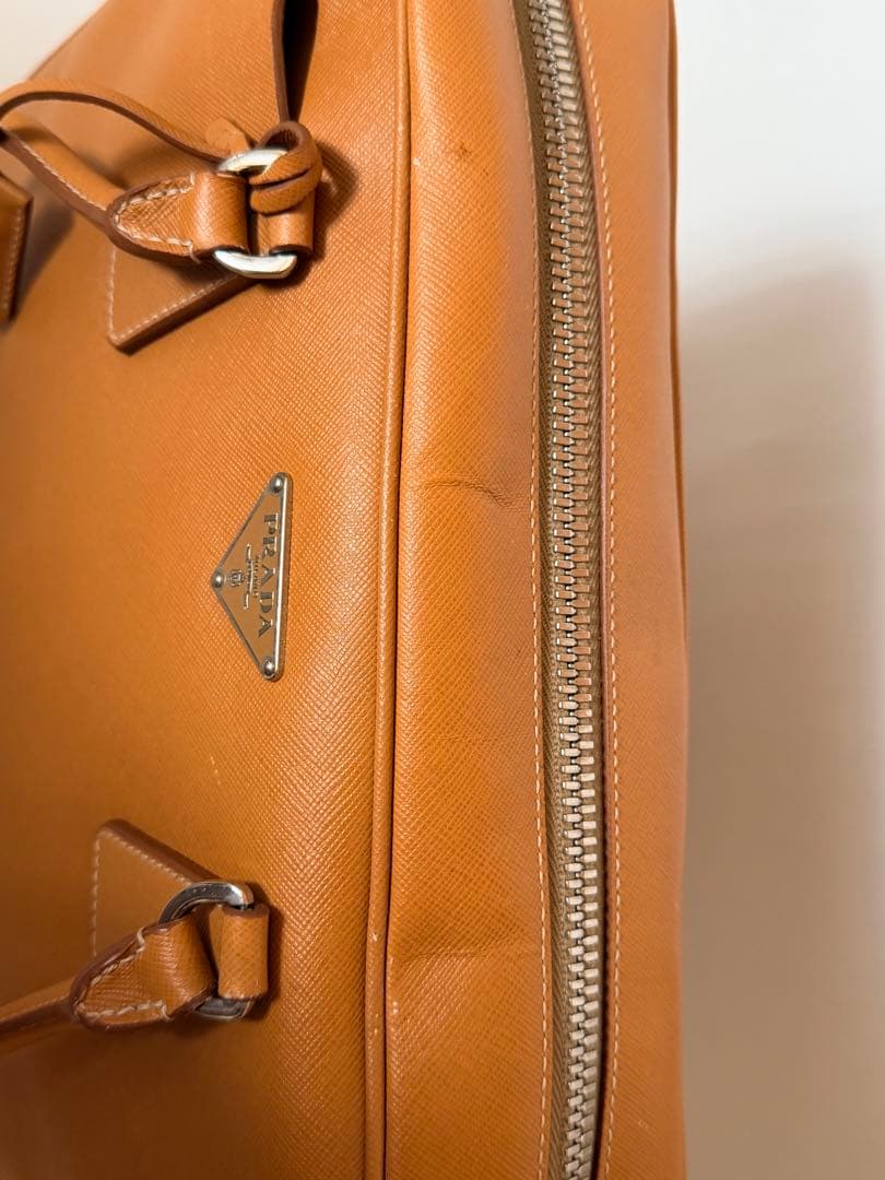 新品未使用　プラダ　ハンドバッグ キャメル　ベージュ　サフィアノ　型押　シンプル