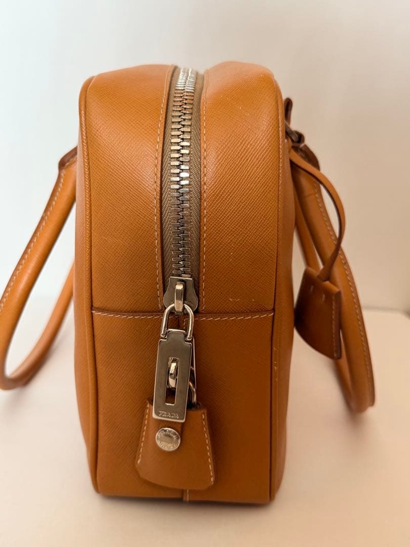 新品未使用　プラダ　ハンドバッグ キャメル　ベージュ　サフィアノ　型押　シンプル