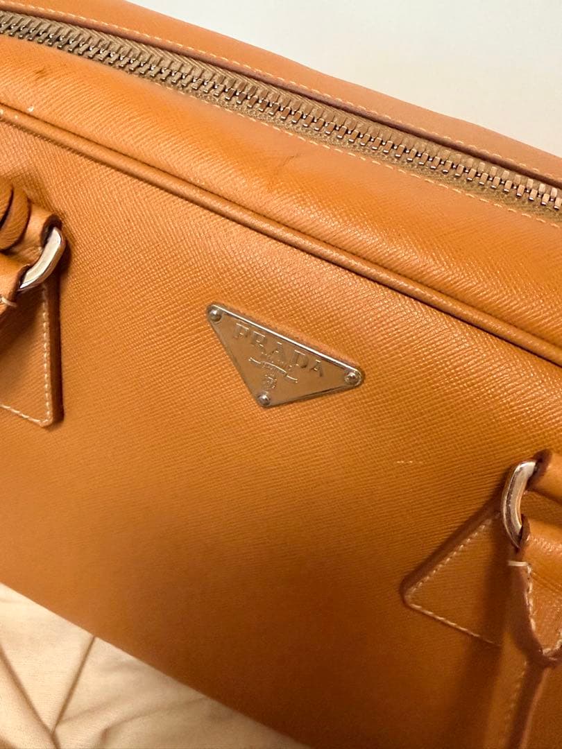 新品未使用　プラダ　ハンドバッグ キャメル　ベージュ　サフィアノ　型押　シンプル