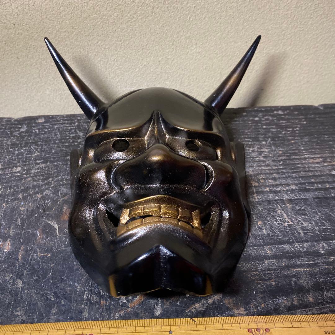 鬼の面 黒色 金色の歯