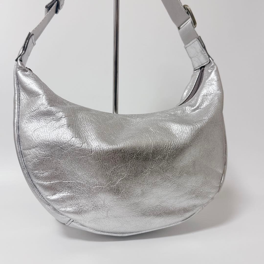 【人気商品】russet ショルダーバッグ　シルバー　ラウンドショルダー　レザー