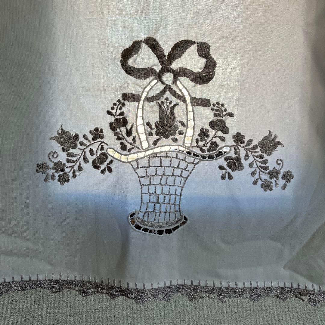 フランスアンティーク　花籠の刺繍　カットワーク　生地