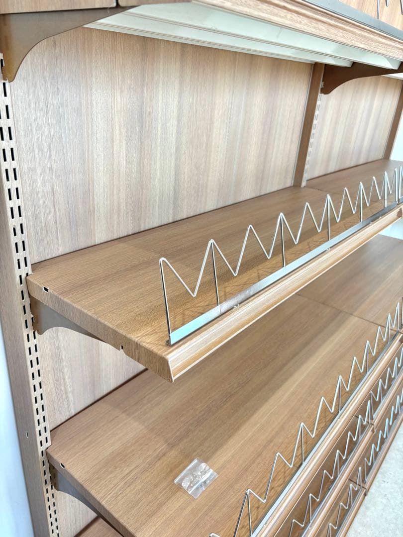 木目調ディスプレイ棚 仕切り付き 店舗什器