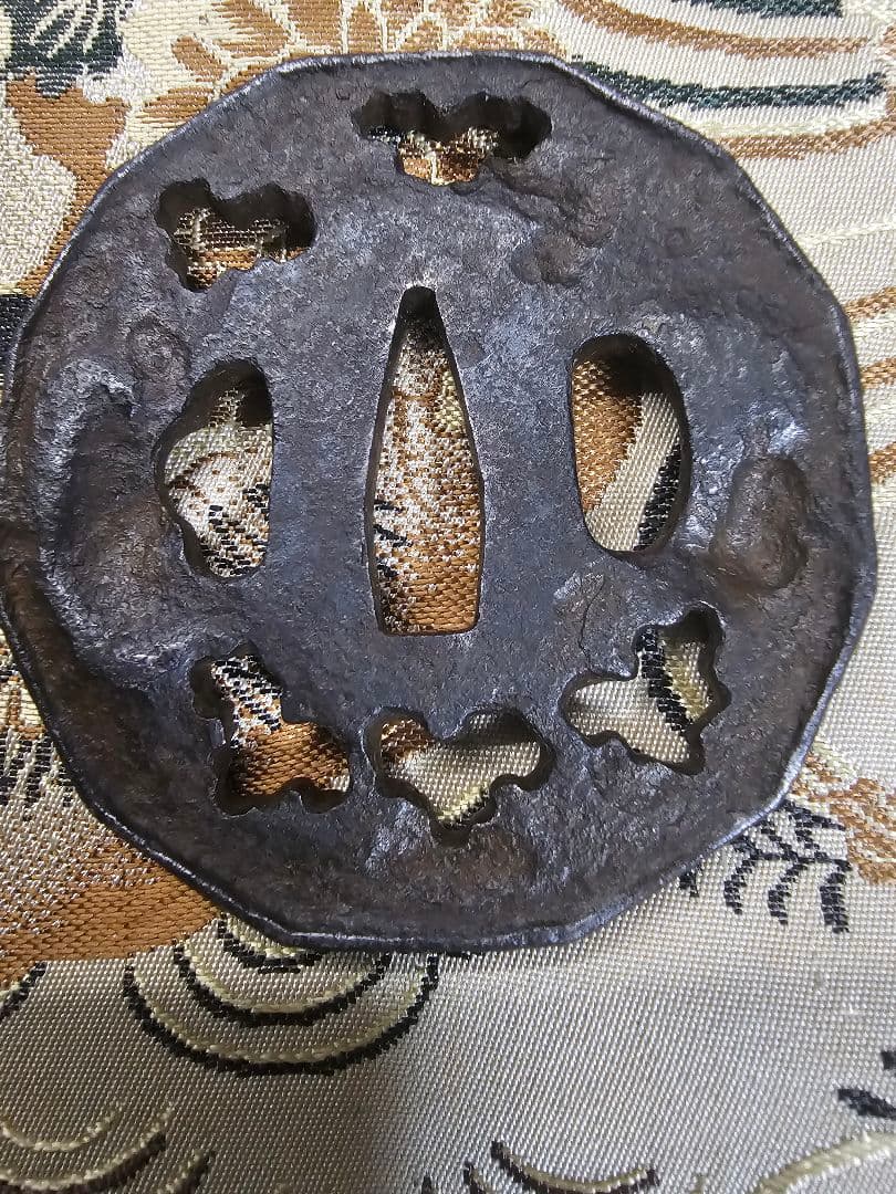 12角形鉄鍔 透かし彫り　縦76mm横73m厚さ7mm　時代物　刀装具