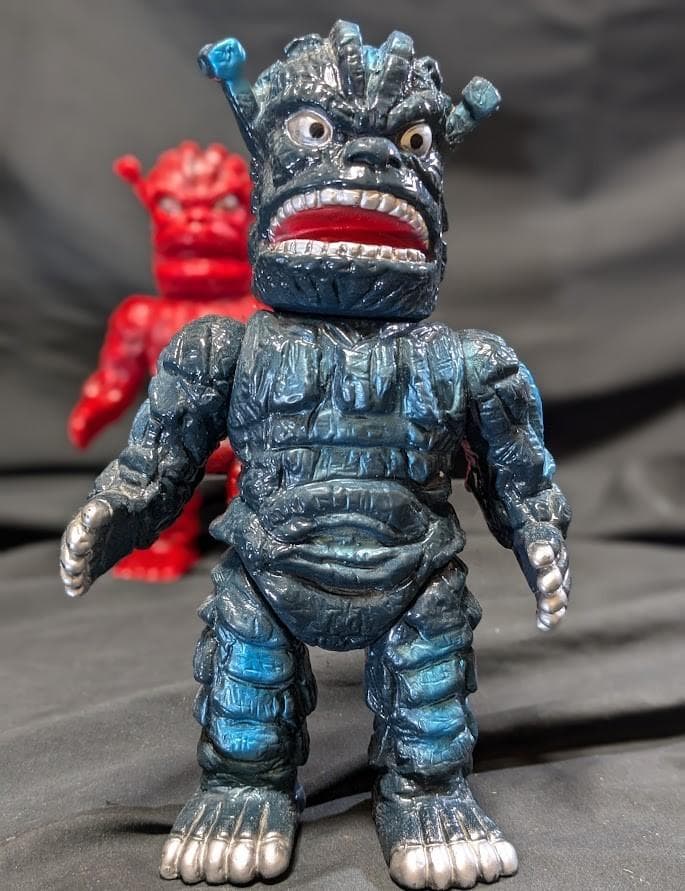 ダストマン黒色＆赤色「スペクトルマン」登場怪獣（マスダヤ復刻）ソフビ２体セット