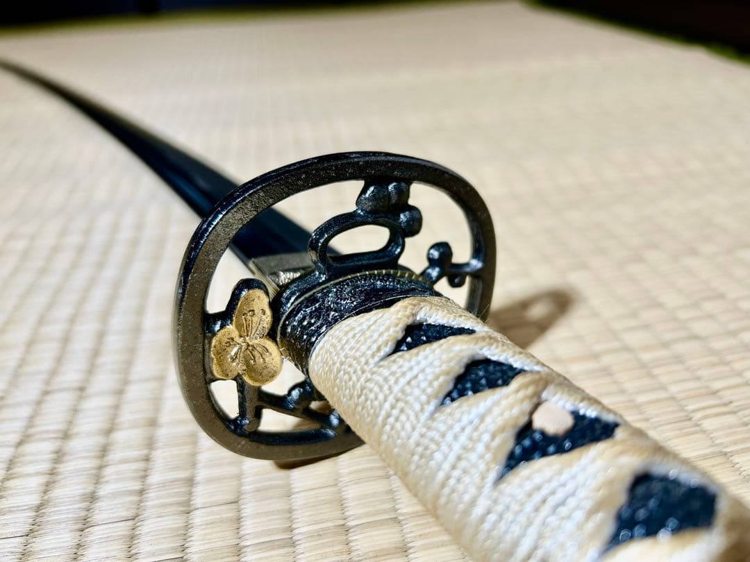 模造刀 太刀　※刀身に樋があり、鍔に花模様のある刀！