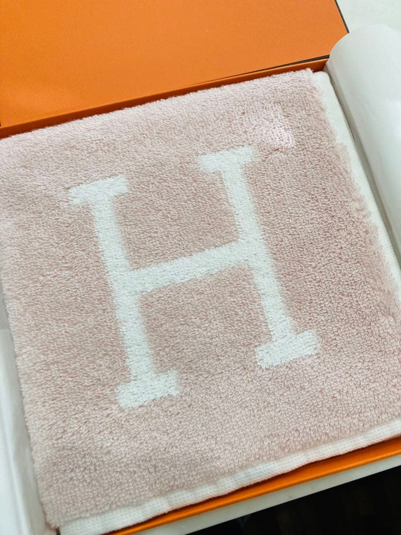 HERMES ピンクタオルハンカチ Hのロゴ入り