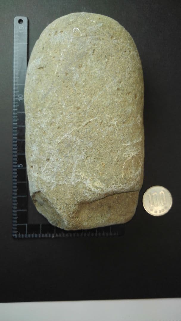 磨製石斧(出土品)　旧石器時代　【約13㎝×7・5㎝×3・5㎝】約750gです。