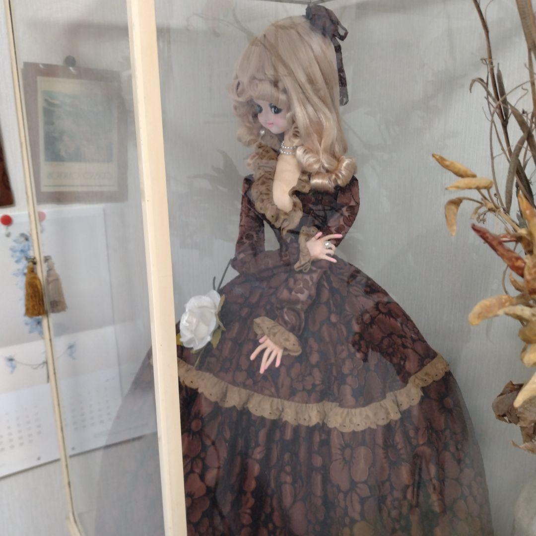 エレガントなドール 茶色と金色のドレス