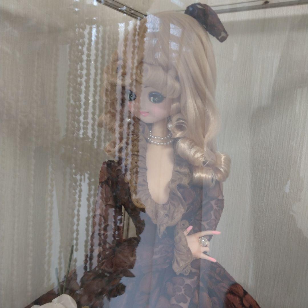 エレガントなドール 茶色と金色のドレス