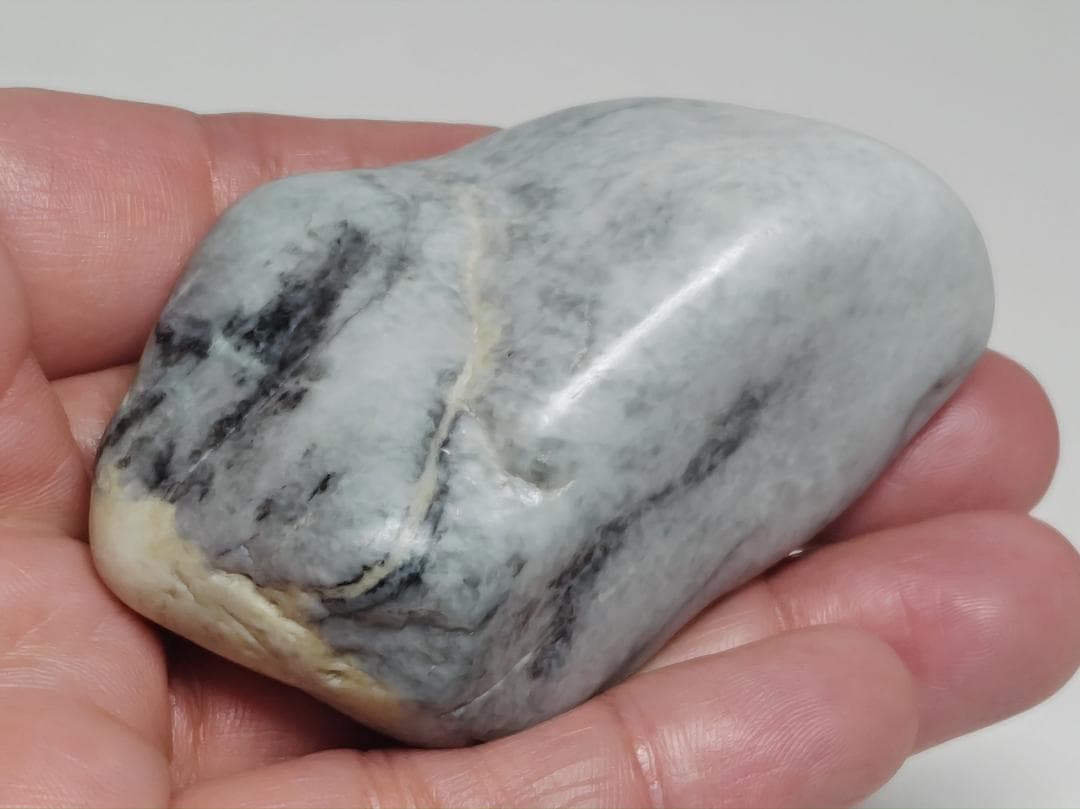 糸魚川㉙ 翡翠 127g ヒスイ 原石 鑑賞石 自然石 誕生石 鉱物 鉱石 水石