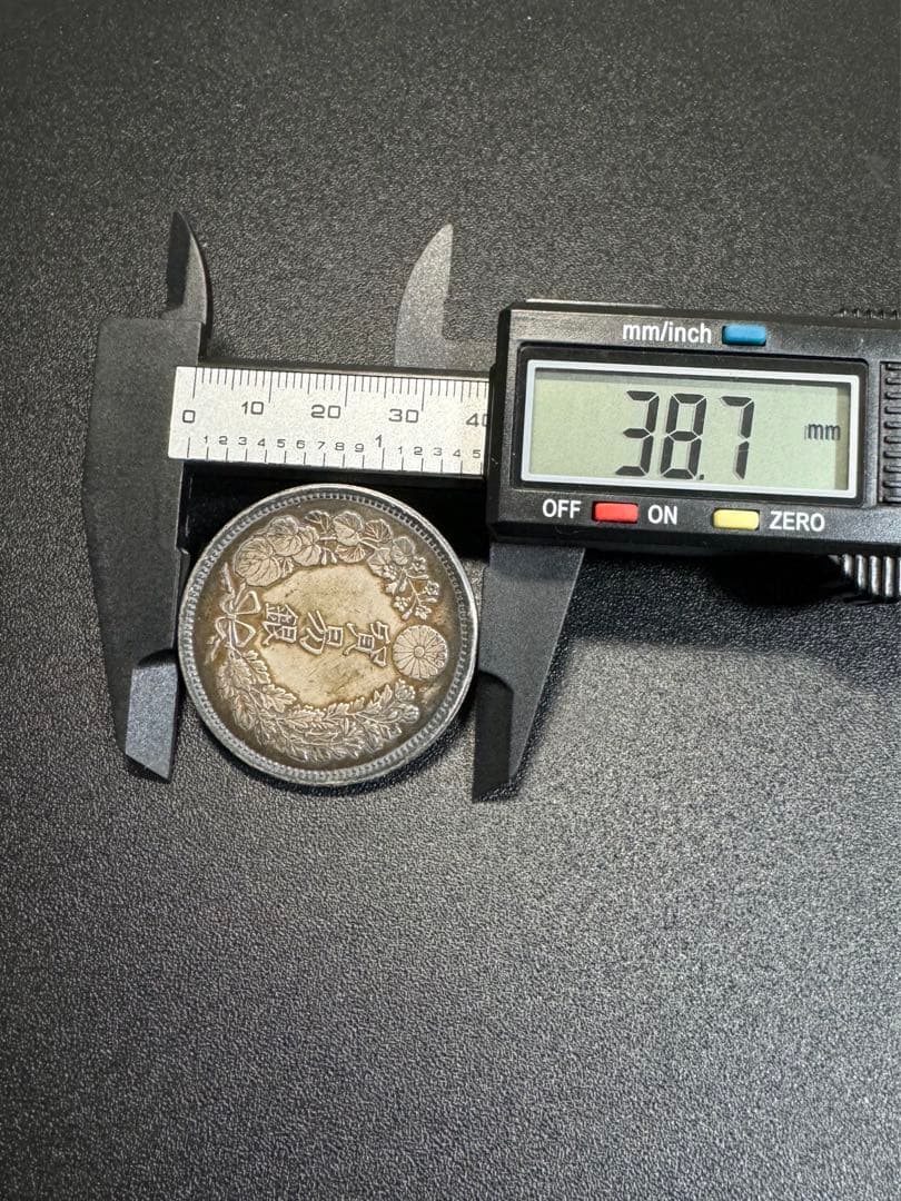 貿易銀　明治ハ年　菊紋・竜　　　一圓銀貨